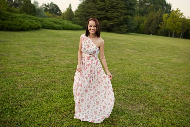 Foto gratuita mujer romántica belleza al aire libre