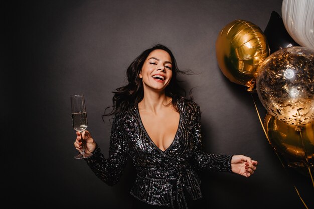 Mujer romántica celebrando el cumpleaños con felicidad