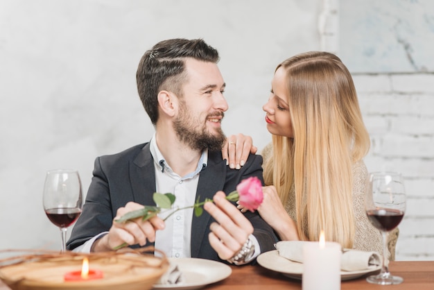 Mujer romántica y hombre en mesa