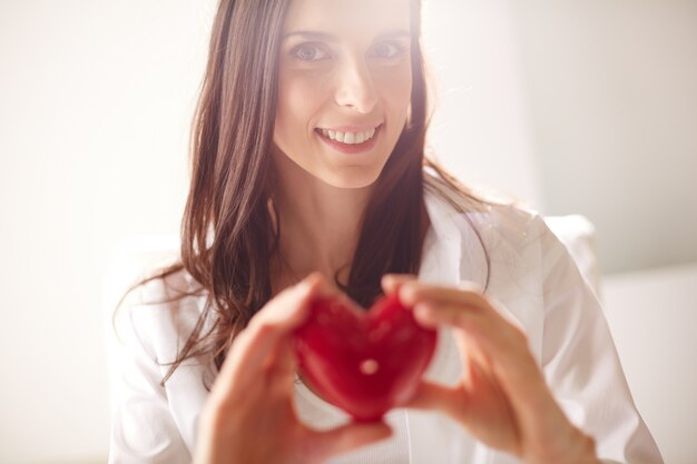 Mujer romántica mostrando un corazón