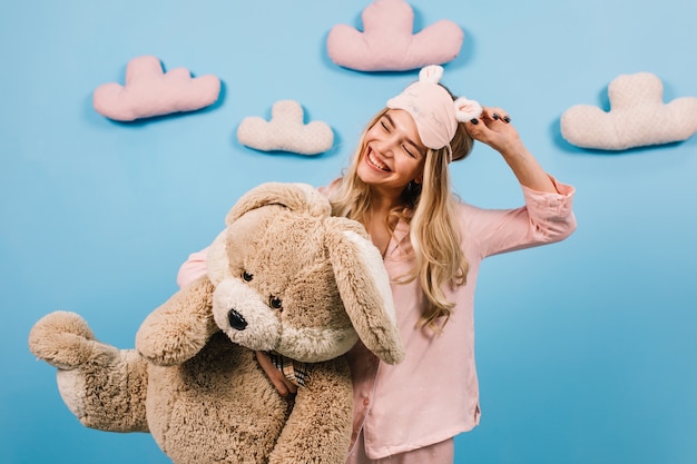 Mujer romántica posando con conejo de juguete