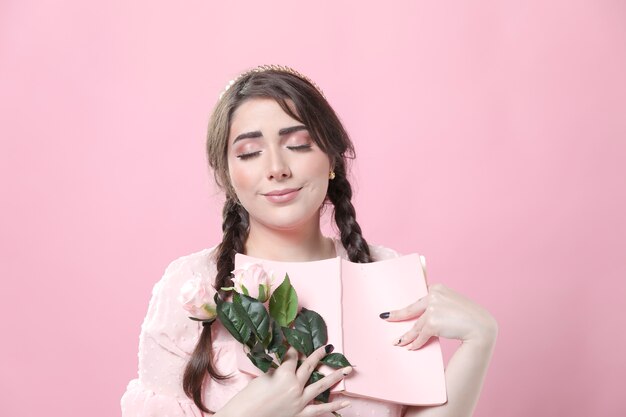 Mujer romántica con rosas y libro