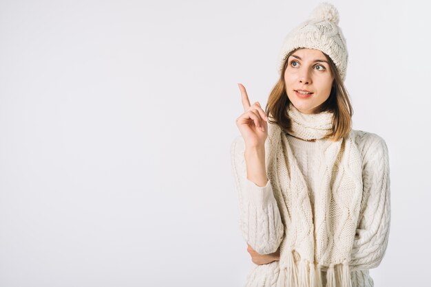 Mujer en ropa de abrigo teniendo idea