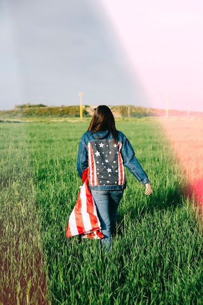 Mujer en ropa americana casual