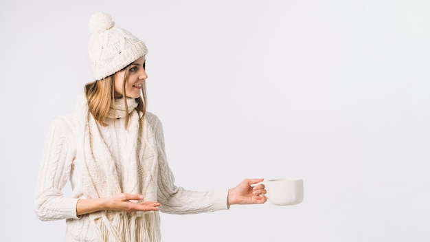 Mujer en ropa blanca con taza