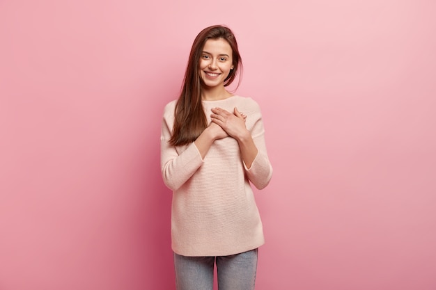 Mujer en ropa casual posando