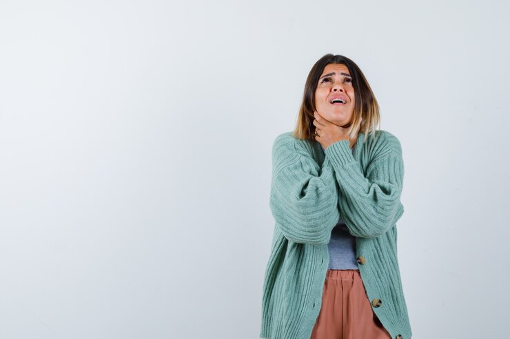 Foto gratuito mujer en ropa casual que sufre de dolor de garganta y luce dolorosa, vista frontal.