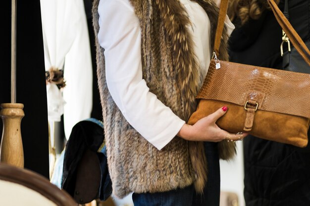 Mujer en ropa casual sosteniendo monedero