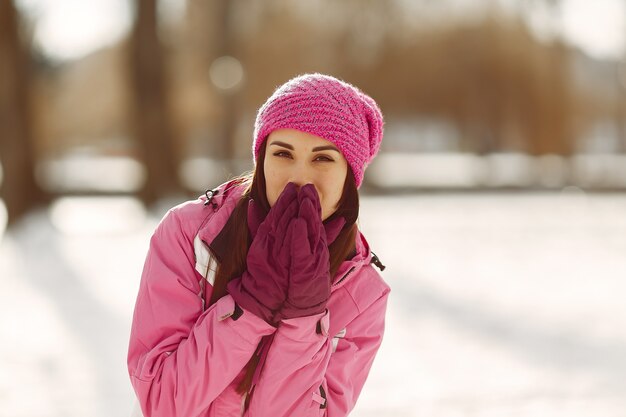 Mujer en ropa de deportes de invierno mirando a la cámara