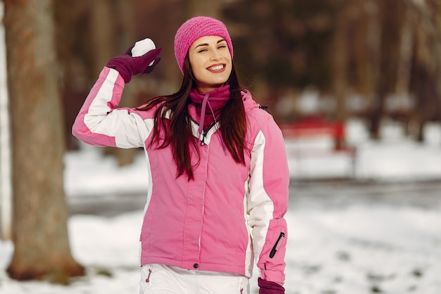 Mujer en ropa de deportes de invierno mirando a la cámara