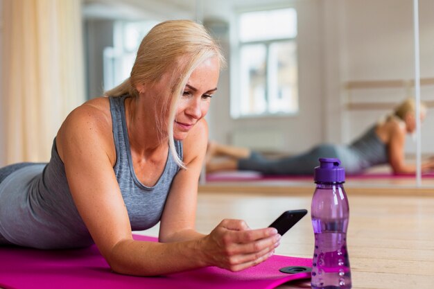 Mujer en ropa deportiva comprobando su teléfono