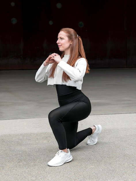 Foto gratuita mujer en ropa deportiva haciendo ejercicio al aire libre