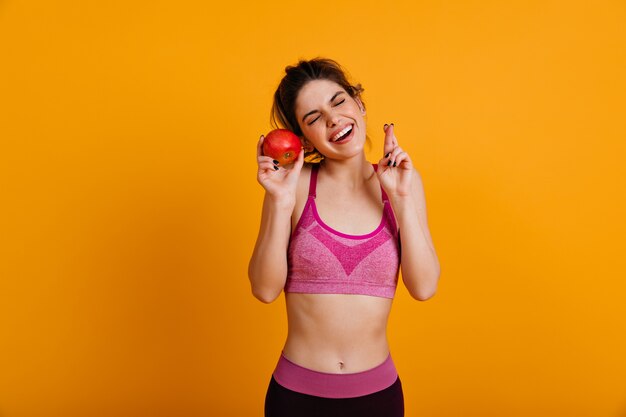 mujer en ropa deportiva con manzana