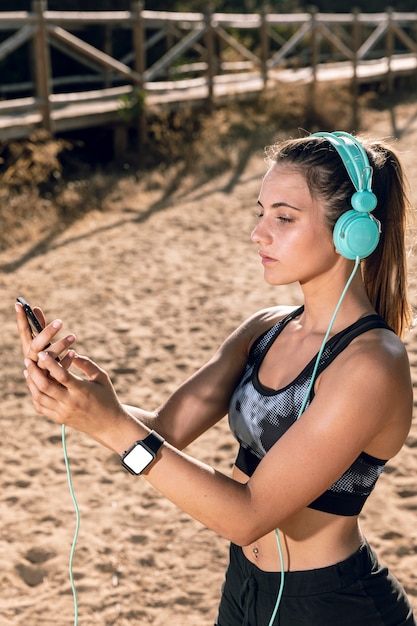 Mujer en ropa deportiva con maqueta de smartwatch