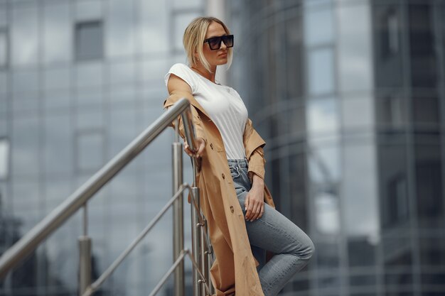 Mujer con ropa elegante en una ciudad de verano