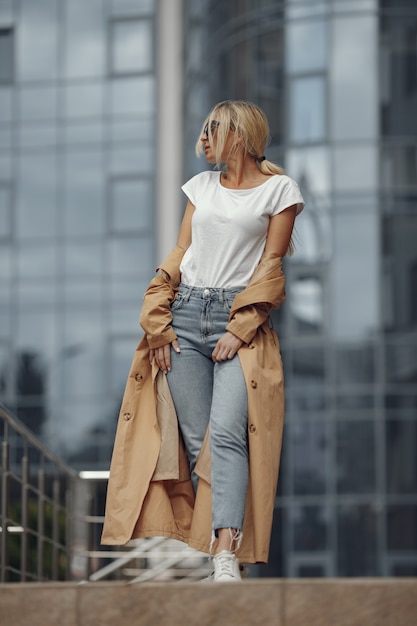 Mujer con ropa elegante en una ciudad de verano