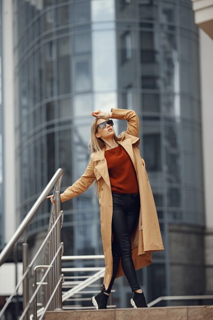 Mujer con ropa elegante en una ciudad de verano