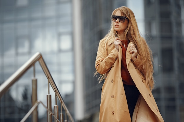 Mujer con ropa elegante en una ciudad de verano