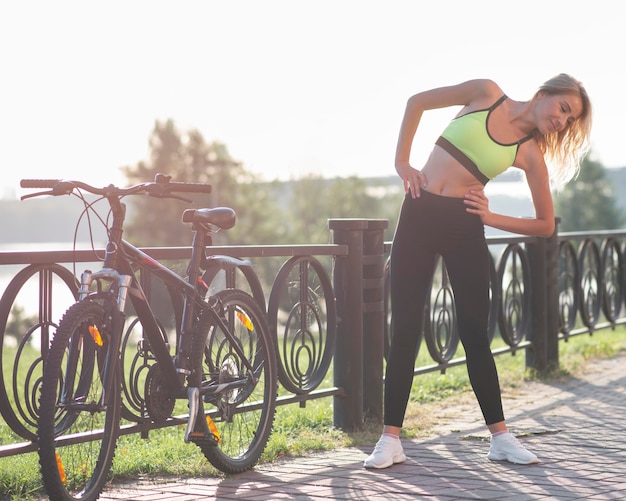 Mujer en ropa de fitness haciendo ejercicios de calentamiento