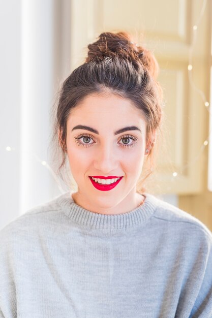 Mujer en ropa gris sonriendo