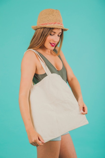 Mujer en ropa de playa con bolsa