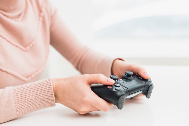 Mujer en ropa rosa jugando consola de juegos