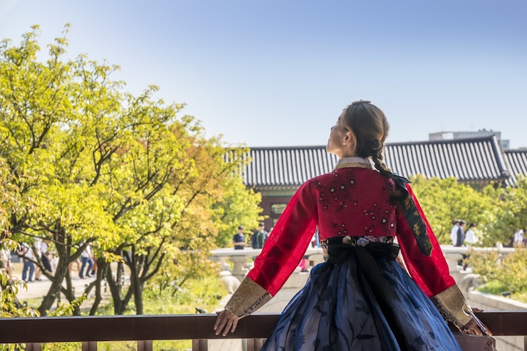 Foto gratuito mujer en ropa tradicional coreana mirando al cielo
