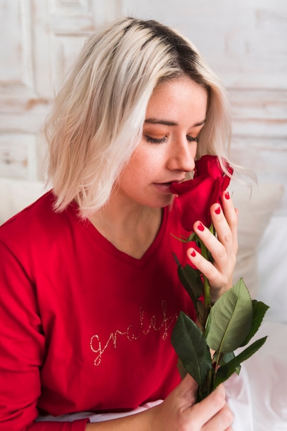 Mujer con una rosa roja en el día de san valentín