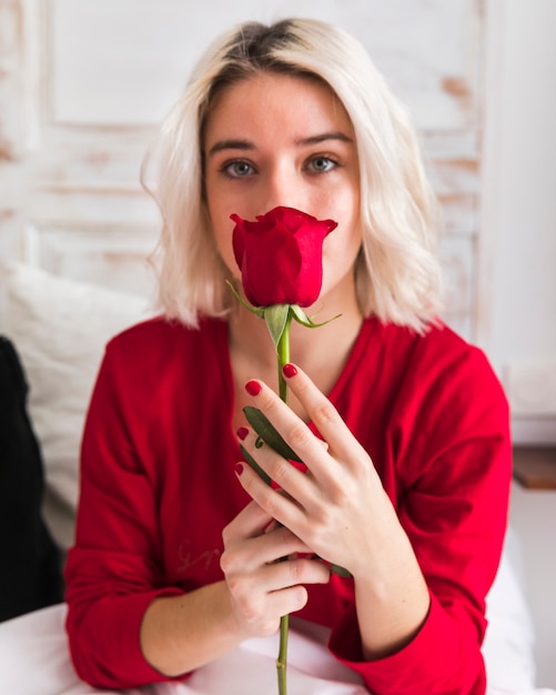 Mujer con una rosa roja en el día de san valentín