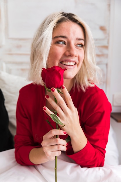 Foto gratuita mujer con una rosa roja en el día de san valentín