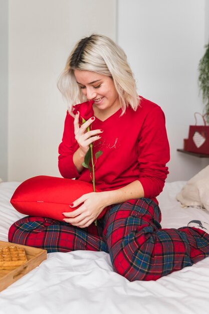 Mujer con una rosa roja en el día de san valentín