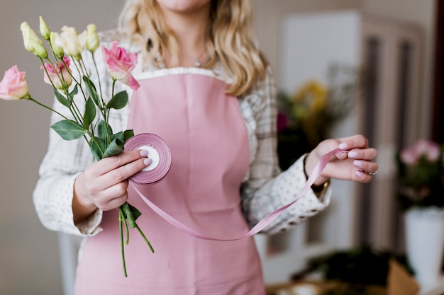 Foto gratuita mujer con rosas y cinta