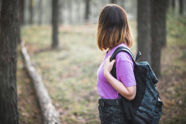 Mujer sin rostro admirando el bosque