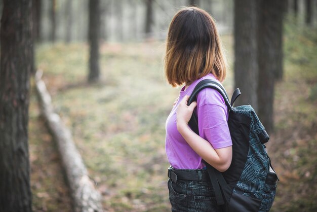 Mujer sin rostro admirando el bosque