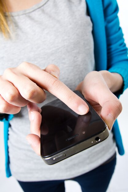 Mujer sin rostro con smartphone