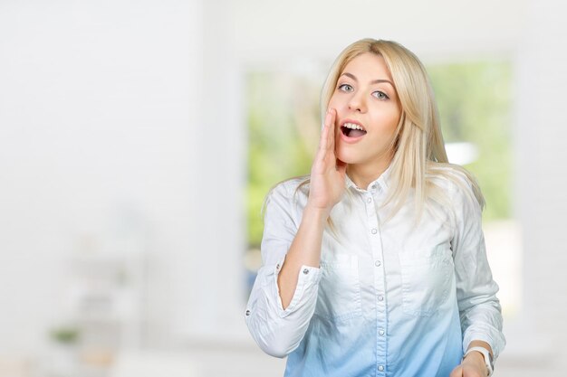 Mujer rubia actuando sorprendida y confundida