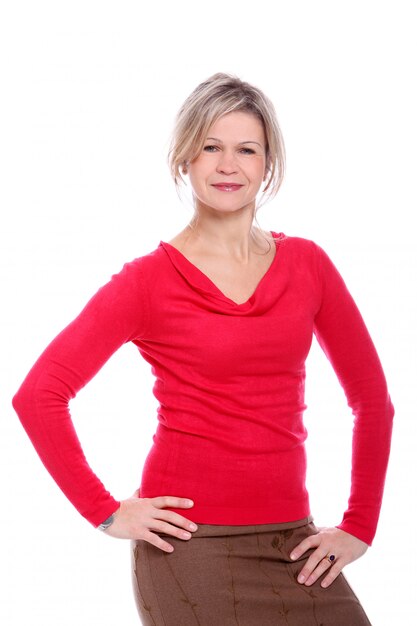 Mujer rubia en una blusa roja