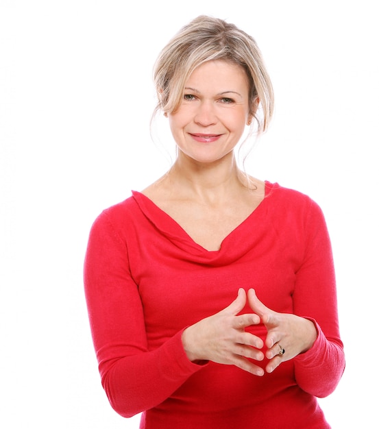 Mujer rubia en una blusa roja