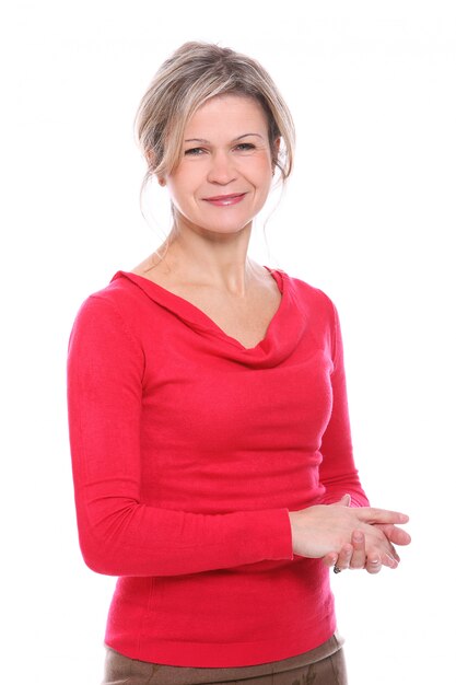 Mujer rubia en una blusa roja