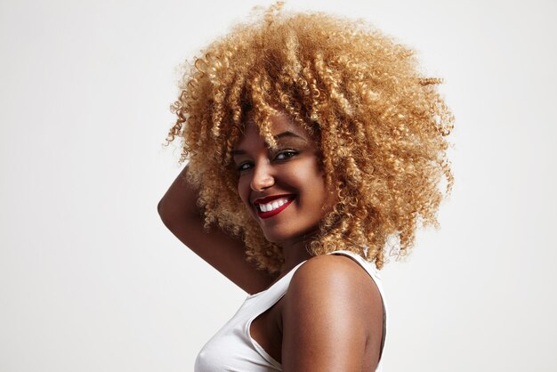 Mujer rubia de cabello afro