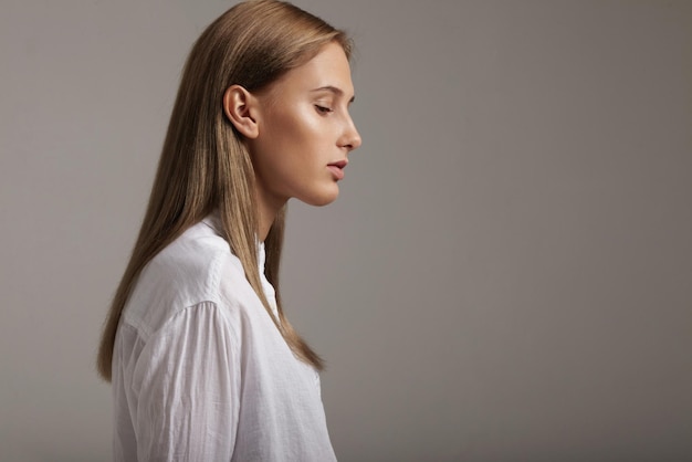 Mujer rubia con cabello lacio