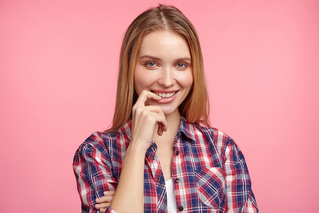 Mujer rubia en camisa a rayas