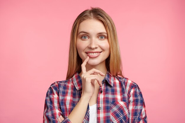 Mujer rubia en camisa a rayas