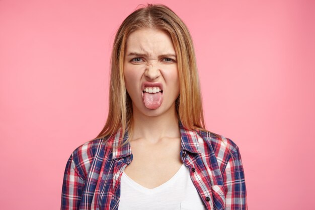 Mujer rubia en camisa a rayas