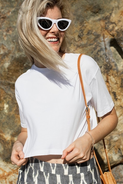 Mujer rubia en camiseta blanca retrato al aire libre de moda de verano