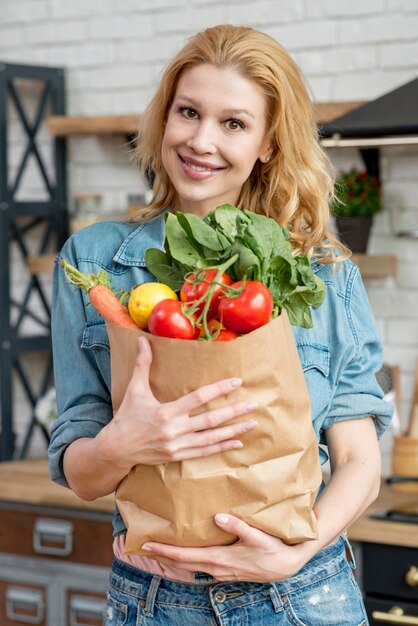 Mujer rubia en la cocina