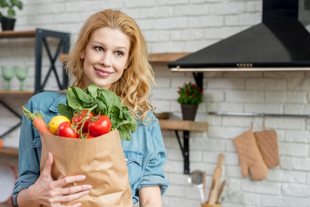 Mujer rubia en la cocina