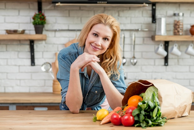 Mujer rubia en la cocina