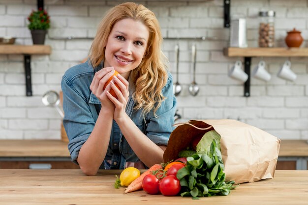 Mujer rubia en la cocina