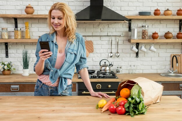 Mujer rubia en la cocina